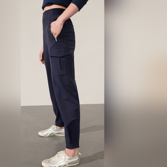 NWT Athleta ENDLESS HIGH RISE CARGO PANT Color: Navy (Tall) Size 4 - Picture 3 of 7